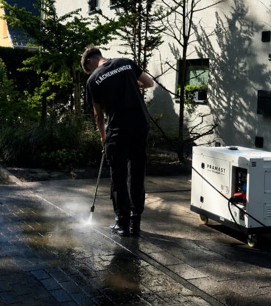 Reinigung einer Pflasterfläche mit dem Hochdruckreiniger
